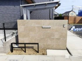 外構全体を引き立てる造作門柱
