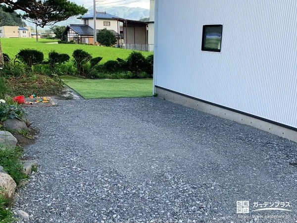 砕石と人工芝で用途を分けて広い敷地を活かす外構整備工事
