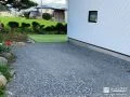 砕石と人工芝で用途を分けて広い敷地を活かす外構整備工事