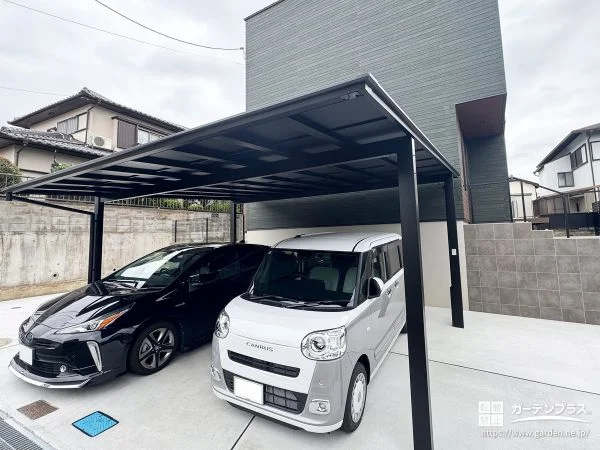 黒の屋根で高級感を高めたカーポート