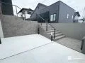 高低差を解消しながらファサードを美しく見せる玄関ポーチ