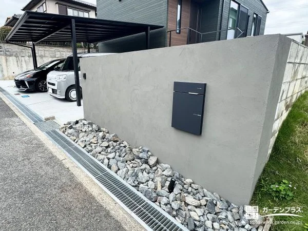 色数を絞って黒で引き締めるモダンな新築外構