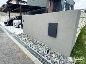 色数を絞って黒で引き締めるモダンな新築外構