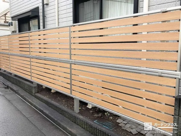 道路からの視線を遮りながら明るさも保つ木調目隠しフェンス工事