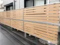 道路からの視線を遮りながら明るさも保つ木調目隠しフェンス工事