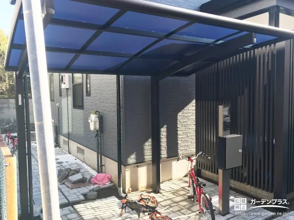 黒で統一して生活感をスマートに隠す屋根付き駐輪スペース工事