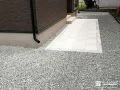 白いアプローチを主役に砂利ですっきり仕上げる雑草対策工事