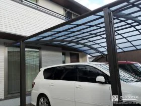 愛車を包む大きな屋根とフェンスで安心感を添える外構工事