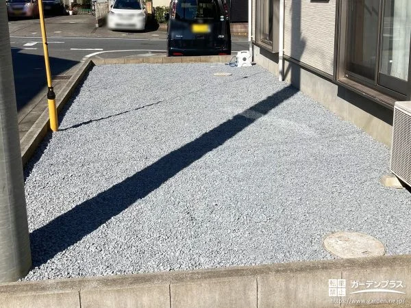 広々したお庭とお手入れが届きにくい犬走りに砂利を敷設した工事