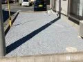 広々したお庭とお手入れが届きにくい犬走りに砂利を敷設した工事