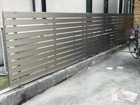 抜け感を残して視線だけをカットする軽やかな目隠しフェンス工事