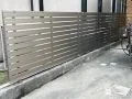 抜け感を残して視線だけをカットする軽やかな目隠しフェンス工事