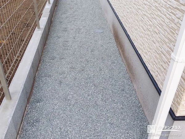 家の裏側こそ手間をかけず綺麗に保つ雑草を抑えた犬走り工事