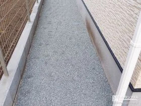 家の裏側こそ手間をかけず綺麗に保つ雑草を抑えた犬走り工事