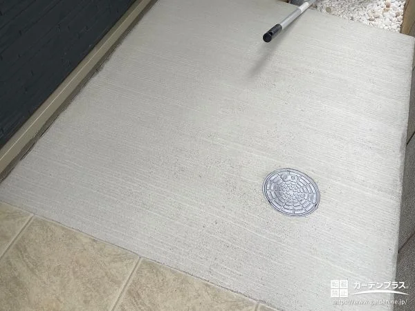 土のお庭に雨の日も気兼ねなく使えるコンクリートを打設した工事