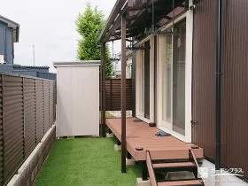 窓辺から緑へつながるデッキ[施工後]