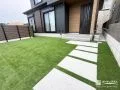 緑を残して軽やかに仕上げた玄関アプローチ