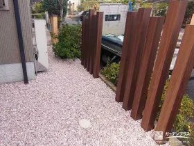 木調の角柱で視線をやわらかく視線をカット[施工後]