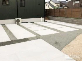 木調フェンスで視線を遮り広々とした駐車空間を整えた外構工事