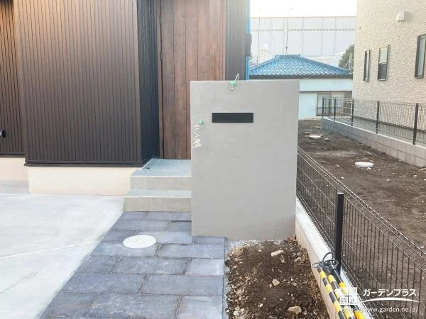 塗装仕上げ門柱と石調アプローチがお住まいを引き立てる外構工事