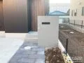塗装仕上げ門柱と石調アプローチがお住まいを引き立てる外構工事
