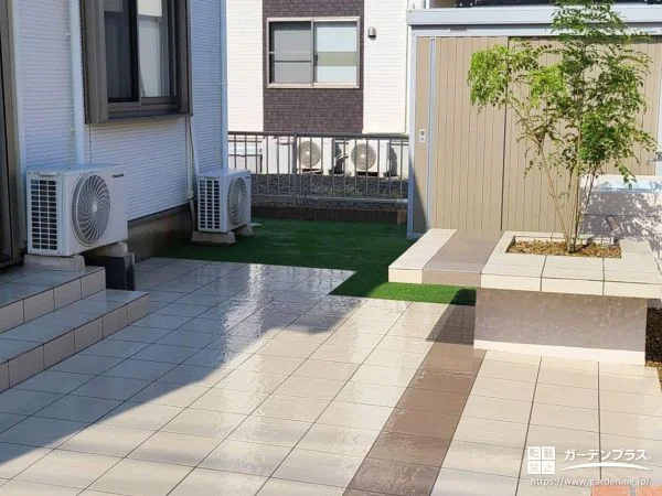 タイルテラスとベンチを組み合わせ寛ぎの時間を楽しめるお庭工事
