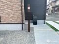 人工芝のラインが映える爽やかで開放的な駐車スペース工事