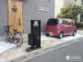 乱形石の彩りで玄関まわりに華やかさを添えた新築外構工事