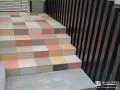カラフルな玄関ポーチ階段