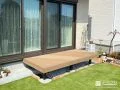お庭とリビングを心地よく繋ぐ明るい木目のウッドデッキ設置工事