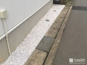 白砂利で建物まわりを明るく清潔に保つ犬走り[施工後]