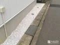 白砂利で建物まわりを明るく清潔に保つ犬走り