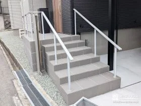左右どちらからでも支えられる手すりを備えた玄関階段[施工後]