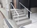 左右どちらからでも支えられる手すりを備えた玄関階段