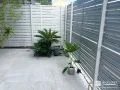 グレーで描くリゾートライクなプライベートテラスのあるお庭工事