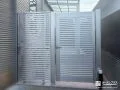 視線をほどよく遮りながら風を通す爽やかな門まわり