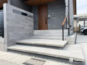 建物の色味に合わせた素材選びで完成度を高めた新築外構