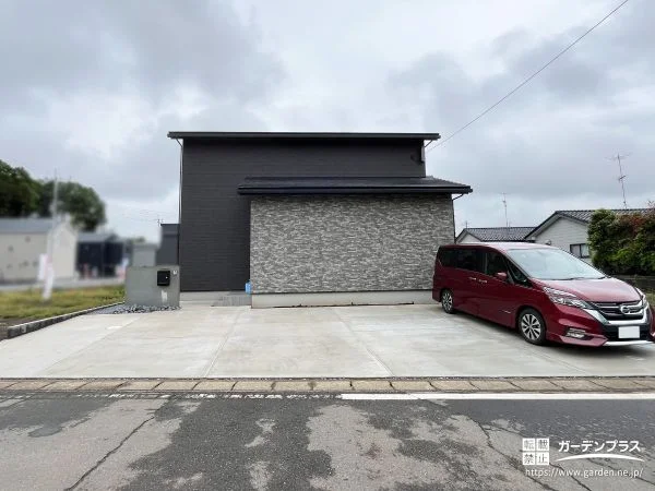 建物の存在感を引き立てるシンプルモダンな新築外構