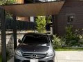 木調天井が住まいに映える上質なカーポート