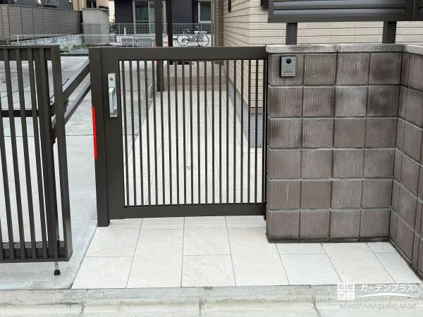 車と人の動線を分けて安全性に配慮した門まわり
