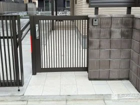 車と人の動線を分けて安全性に配慮した門まわり[施工後]