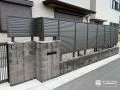 多段柱で高さを確保した目隠しフェンス