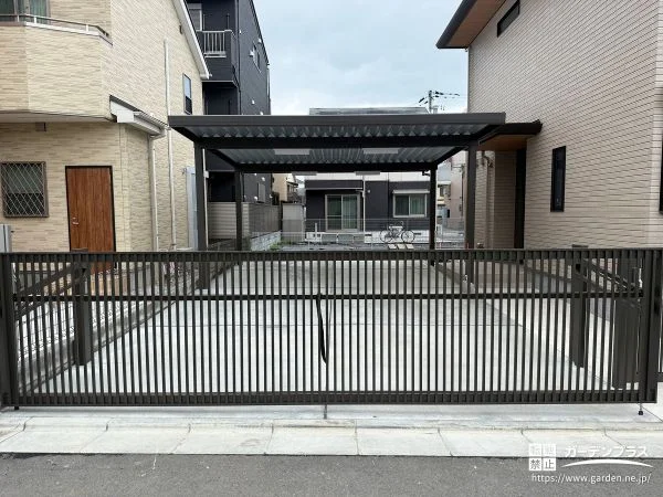視線が抜ける縦格子を取り入れたクローズ外構