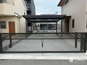 視線が抜ける縦格子を取り入れたクローズ外構