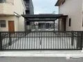 視線が抜ける縦格子を取り入れたクローズ外構