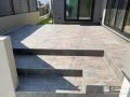 家族でBBQを楽しめるお手入れもしやすい広々タイルデッキ