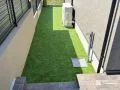 デッキのそばでお子様が遊べる人工芝のお庭