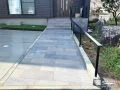 グレーのタイルで上品に仕上げた玄関アプローチ