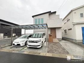素材の切り替えで魅せるシンプルな新築外構