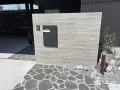 ブラックの乱形石が重厚感を添えるモダンな門まわり